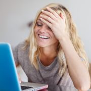 带笔记本电脑的金发女性忘记在线商店买东西，facepalm
