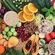 健康食品的概念是高纤维饮食，包括水果，蔬菜，谷物，全麦面食，谷物，豆类和草本植物。大理石背景俯视图上富含花青素、抗氧化剂、智能碳水化合物和维生素的食物。