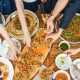 朋友幸福享受吃的概念。食物自助餐。餐饮用餐。吃派对。分享概念。特写