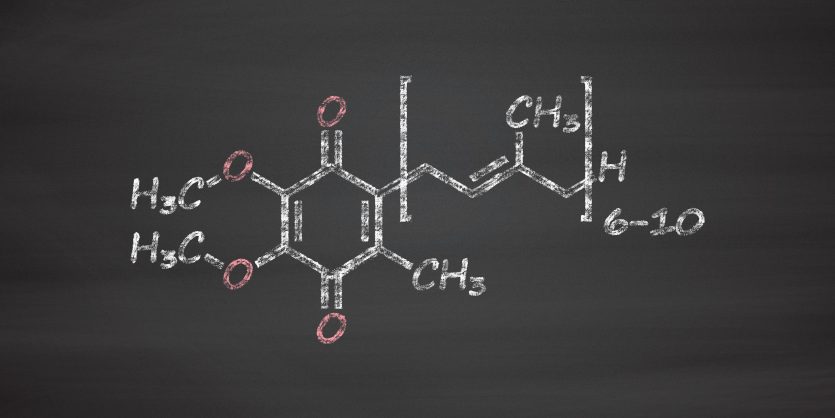 辅酶Q10(泛素，泛素酮，CoQ10)分子，化学结构。在细胞能量的生产中起重要作用;具有抗氧化作用。粉笔在黑板风格的插图。