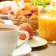 早餐有咖啡，橙汁，羊角面包，鸡蛋，蔬菜和水果