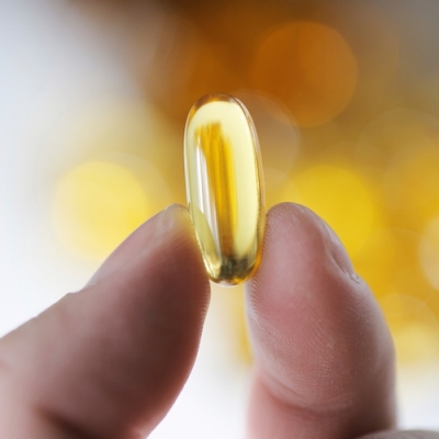 指尖拿着一个biommega凝胶胶囊