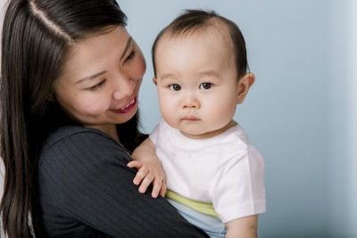 母亲把婴儿抱在怀里