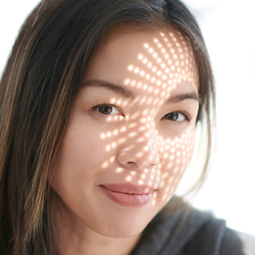 强调女性的眼睛周围