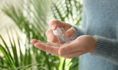 女士使用抗菌洗手液
